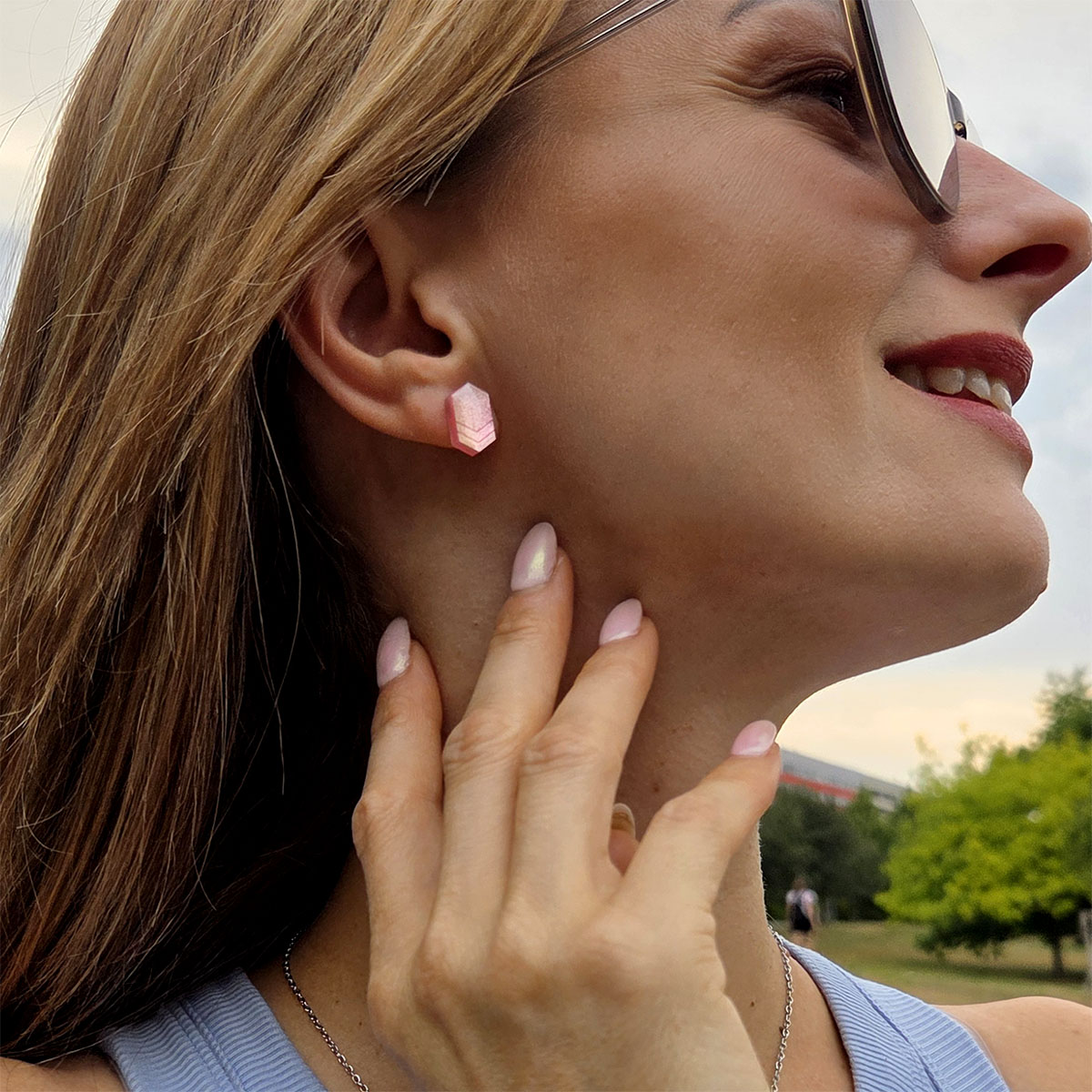 Detail náušnic Crystal Pink na modelce
